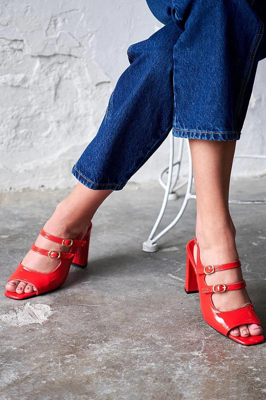 Tiras Quadradas, Parte Superior do Pé, Dois Dedos, Saltos Grossos com Fivelas Vermelhas [Pré-Encomenda]
