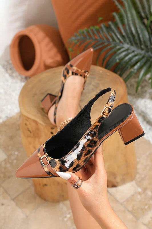 Scarpe col tacco spesso con punta affilata, cinturino con fibbia e stampa patchwork leopardata