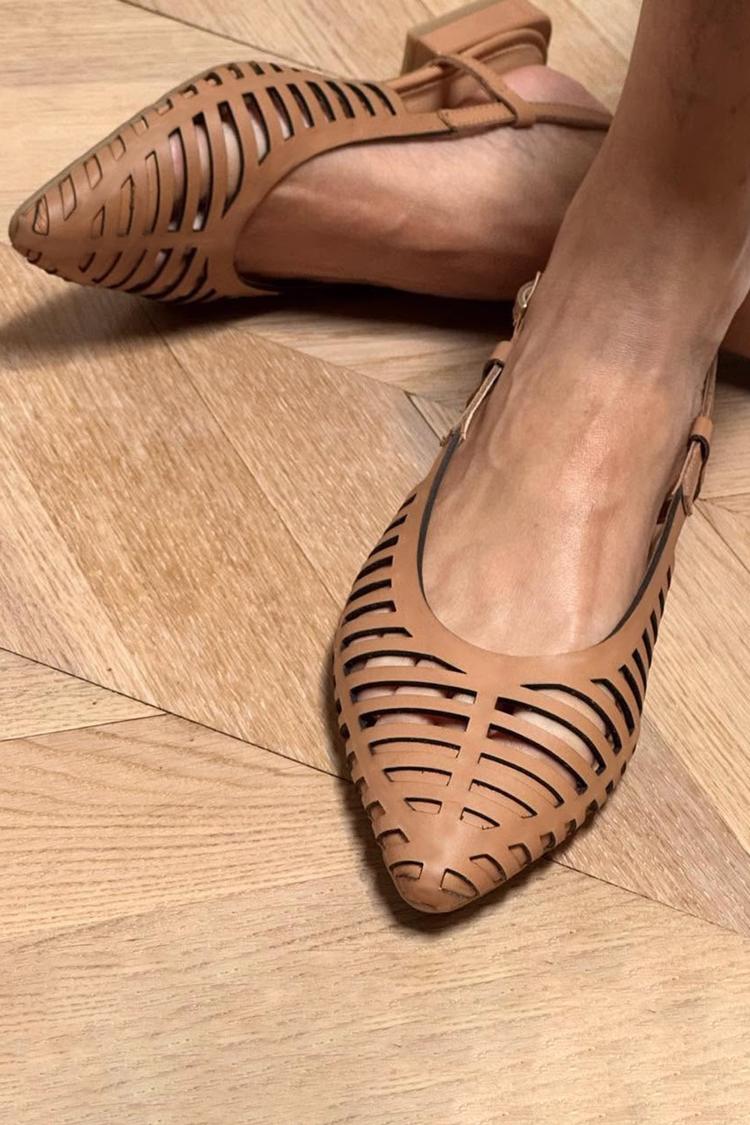 Ażurowe baleriny na płaskim obcasie z odkrytą piętą i szpiczastym noskiem w jasnobrązowym kolorze [Przedsprzedaż]