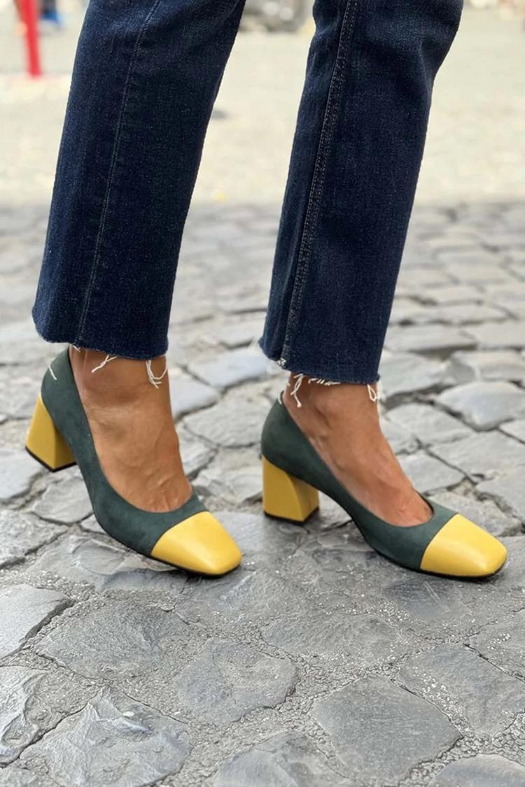 Décolleté con tacco basso e punta color block in pelle scamosciata [Pre-ordine]