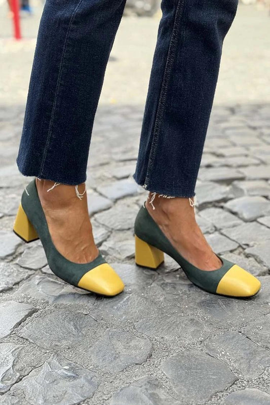 Décolleté con tacco basso e punta color block in pelle scamosciata [Pre-ordine]