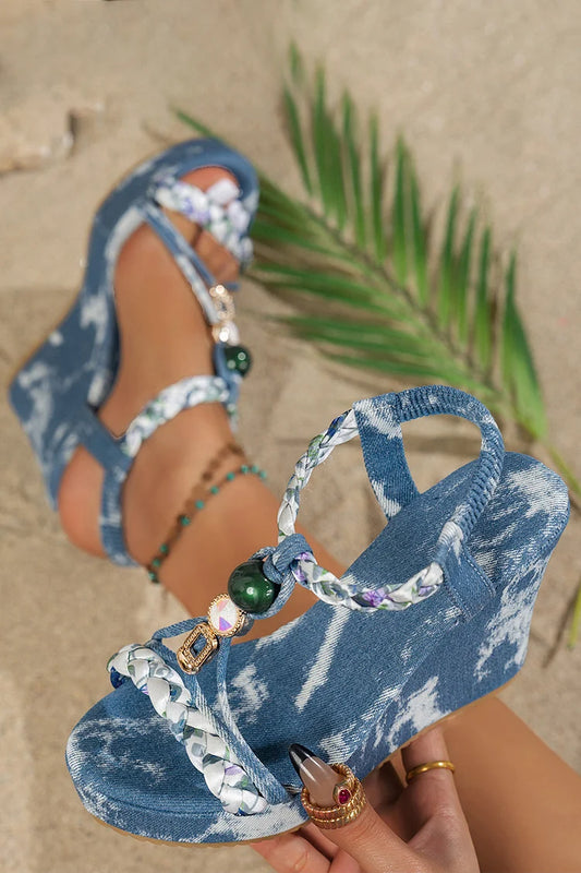 Sandali con zeppa in denim con punta rotonda, cinturino intrecciato e decorazioni di perline 