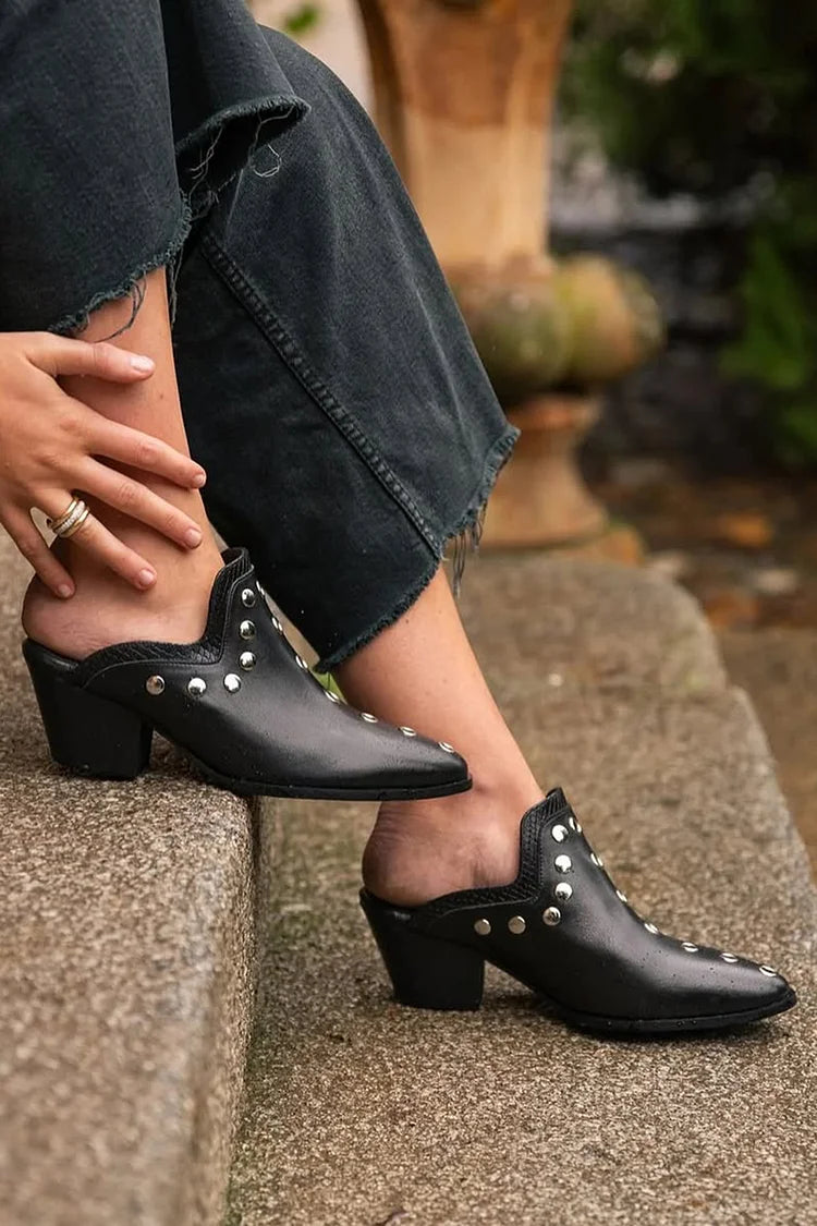 Mules nere con tacco a spillo e decoro con occhielli metallici [Pre-ordine]