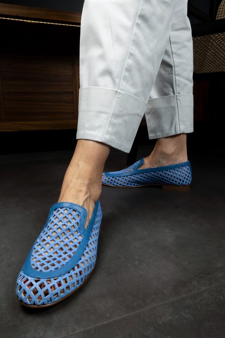 Ażurowe mokasyny z okrągłym noskiem w kolorze niebieskim z łączonych materiałów [Przedsprzedaż]