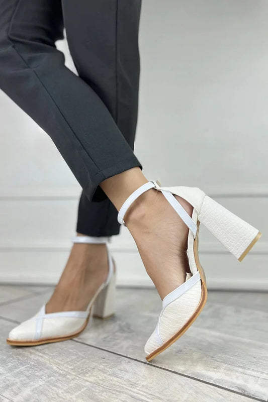 Scarpe con tacco grosso bianche, punta affilata e cinturino alla caviglia con stampa coccodrillo [Pre-ordine]