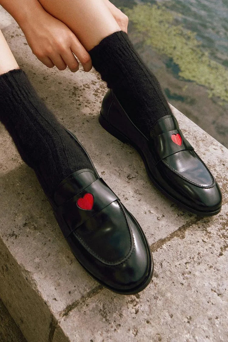 Mocasines negros sin cordones con decoración de corazones y patchwork con detalles de puntadas