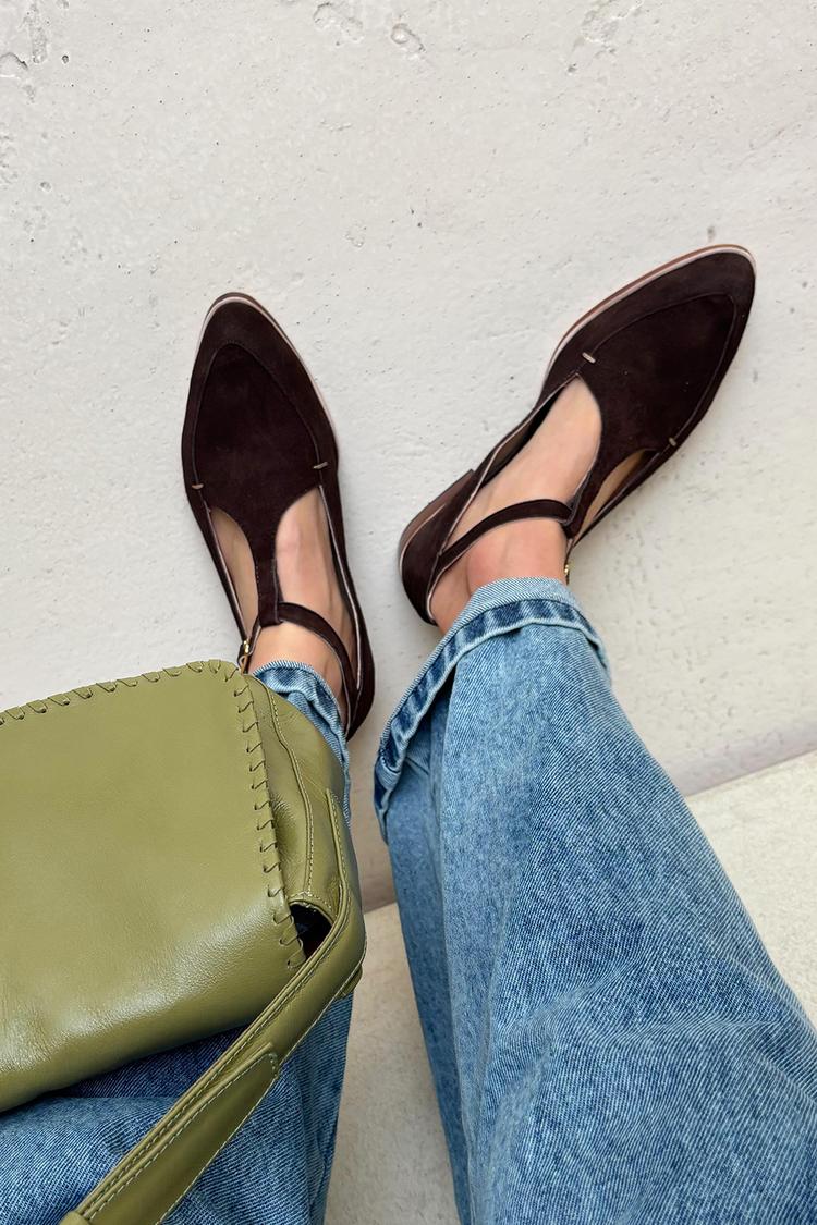 Sabrinas de biqueira pontiaguda castanho escuro com tira em T e fivela cor sólida [Pré-encomenda]