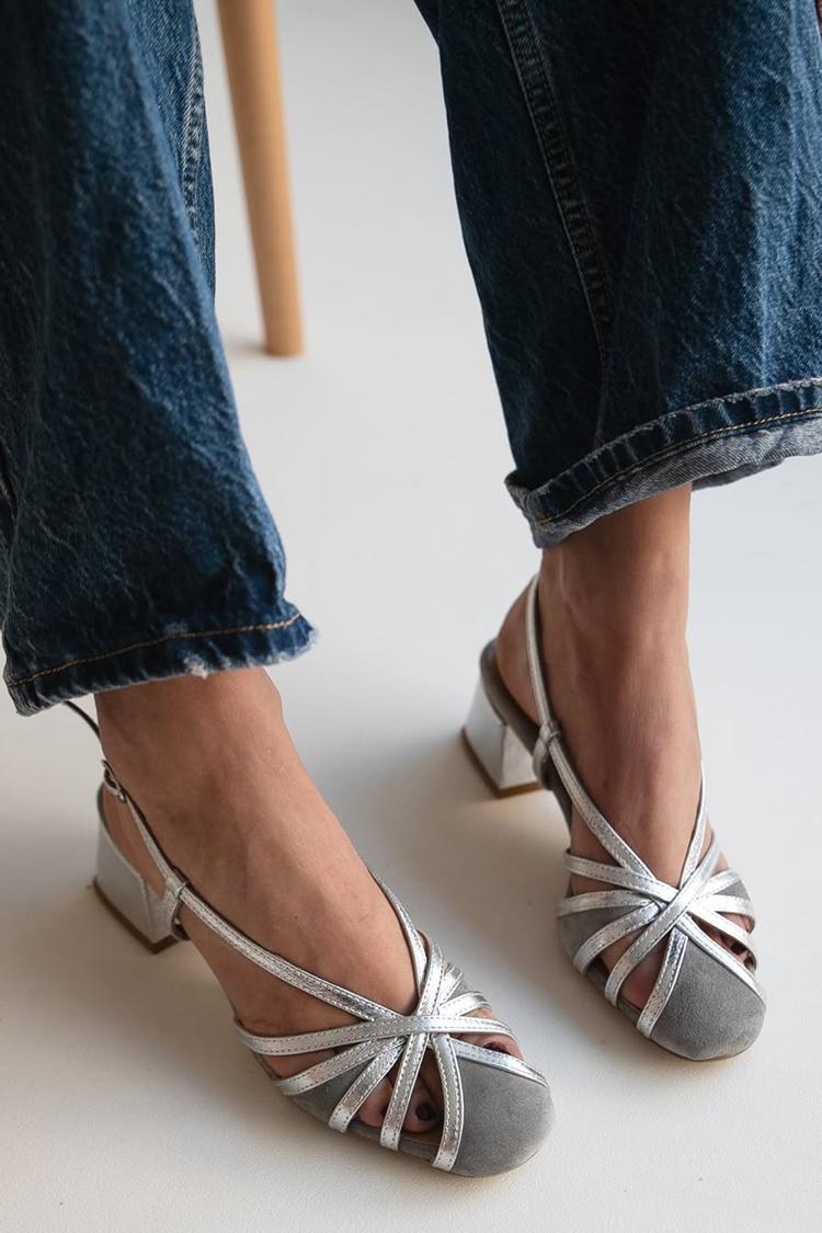 Scarpe con tacco grosso color block argento e cinturino posteriore con patchwork traforato [Pre-ordine]