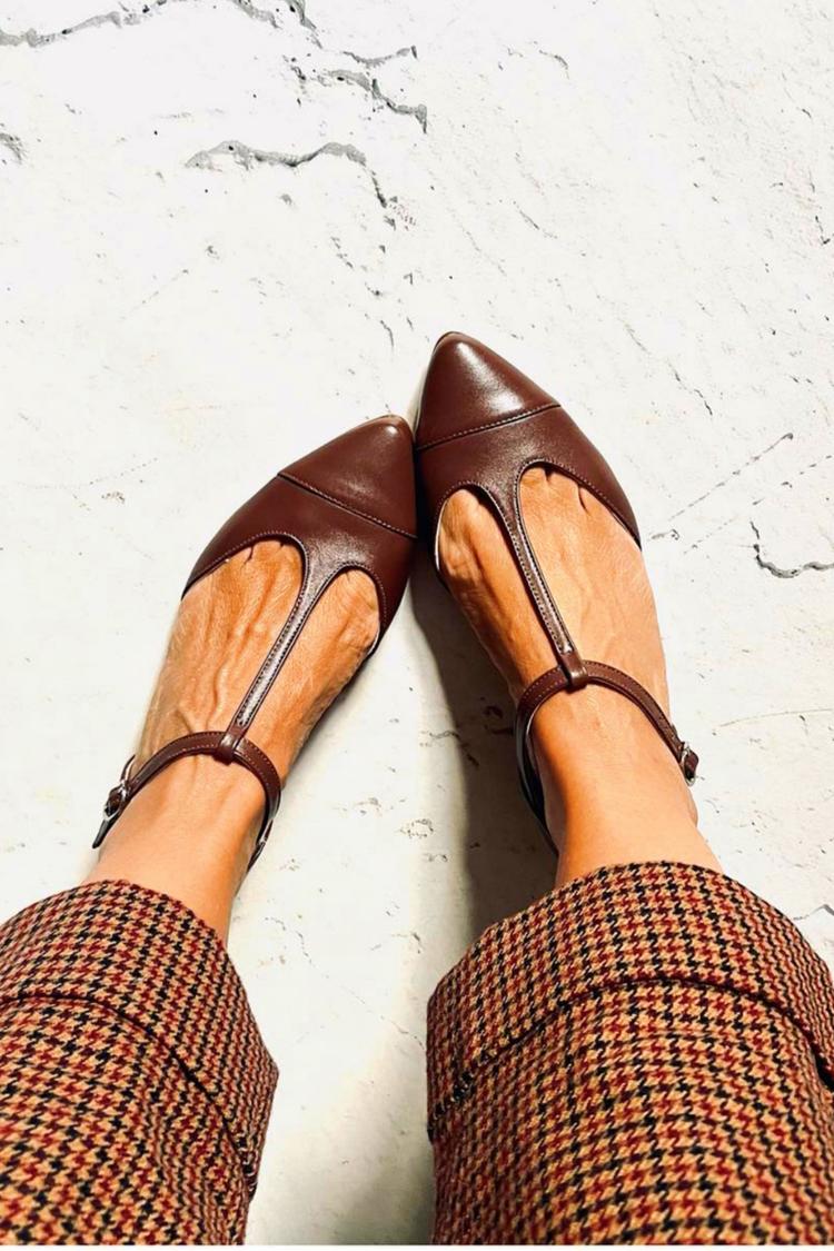 Sabrinas castanhas de bico fino com tira em T e fivela estilo patchwork [Pré-encomenda]