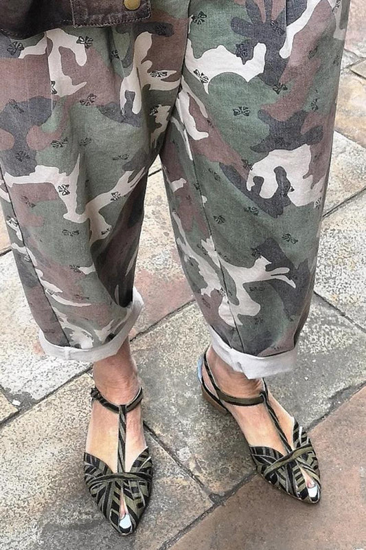 Sandalias verde militar con tira en T, punta abierta y hebilla en bloques de color [Reserva] 