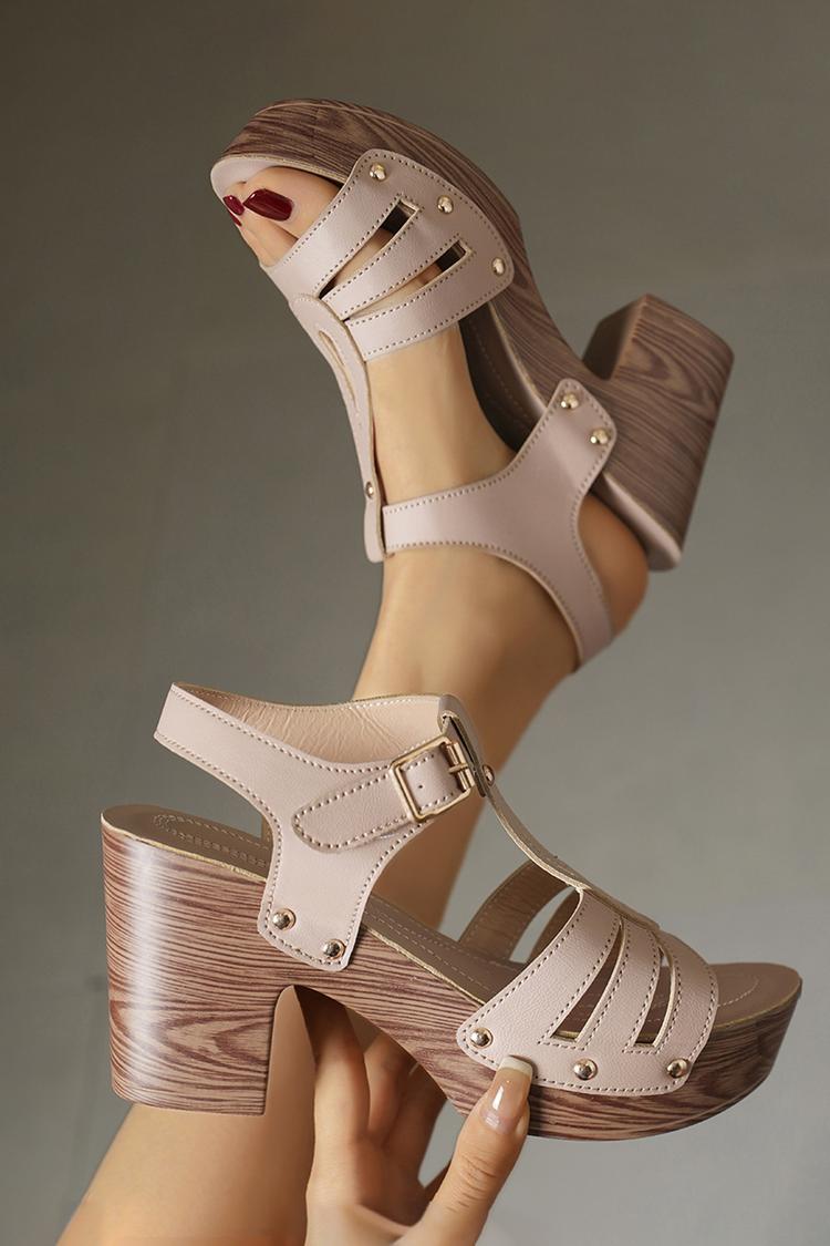 Sandali con tacco a punta tonda, decorati con borchie metalliche traforate, tinta unita