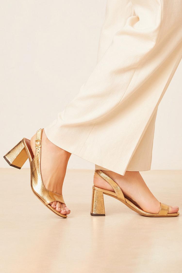 Scarpe con tacco largo e cinturino posteriore aperto in metallo lucido color oro [Pre-ordine]