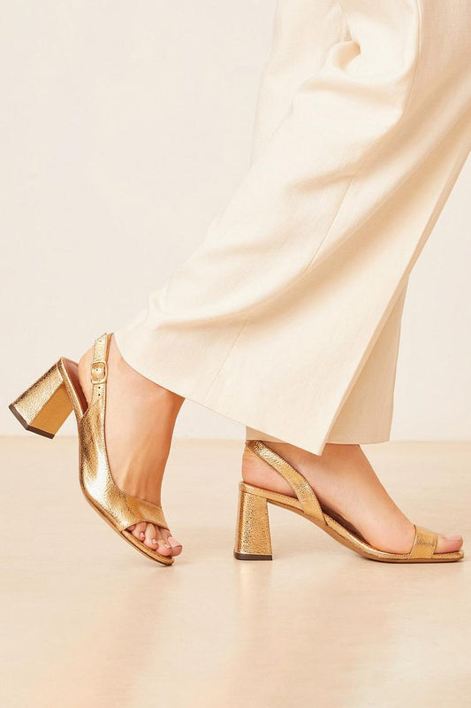 Scarpe con tacco largo e cinturino posteriore aperto in metallo lucido color oro [Pre-ordine]