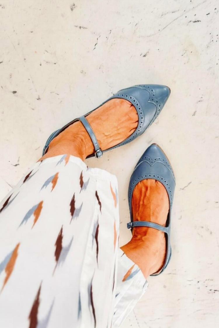 Scarpe basse blu con punta a punta e cinturino sul collo del piede, con fibbia [Pre-ordine]