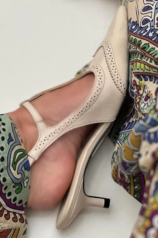 Scarpe con tacco a gattino beige, punta affilata, cinturino a T patchwork e fibbia