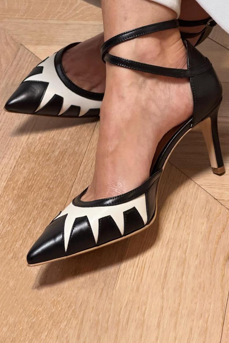 Tacones de aguja negros con hebilla y tiras cruzadas en punta y bloques de color [Reserva]