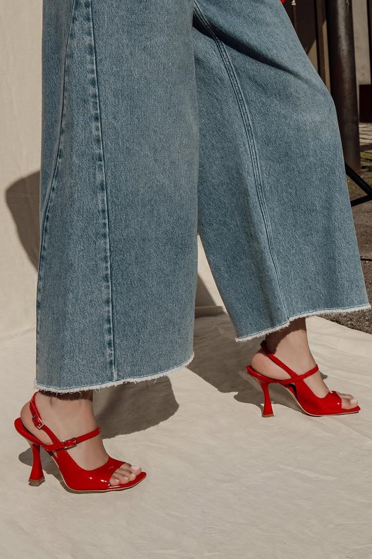 Scarpe con tacco a spillo rosse con cinturino sul collo del piede in tinta unita e punta aperta [Pre-ordine]