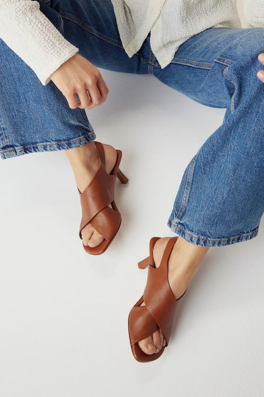 Scarpe con tacco a spillo marroni con cinturino posteriore e punta aperta, tinta unita [Pre-ordine]