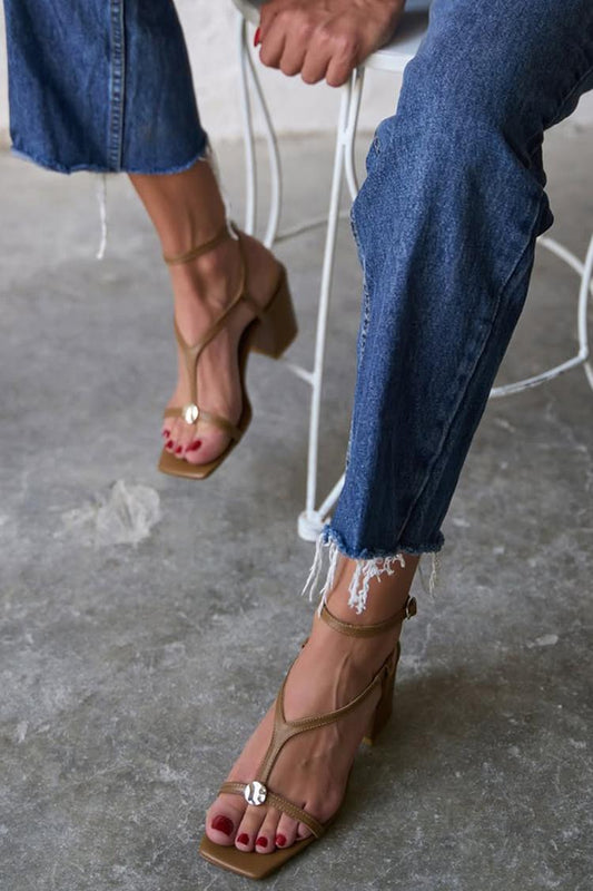 Scarpe con tacco grosso marrone, punta quadrata, cinturino alla caviglia con fibbia e decorazioni in metallo [Pre-ordine]