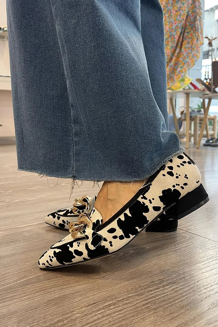 Beżowe mokasyny z metalowym łańcuchem i wzorem w krowie cętki, z ostrym noskiem [Przedsprzedaż]