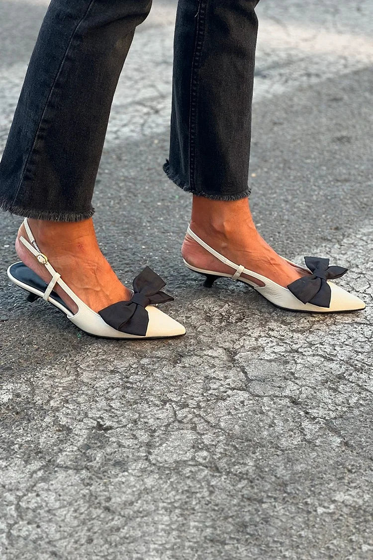 Delicati sandali con tacco basso colorblock, decorati con fiocco bianco e punta affilata [Pre-ordine]