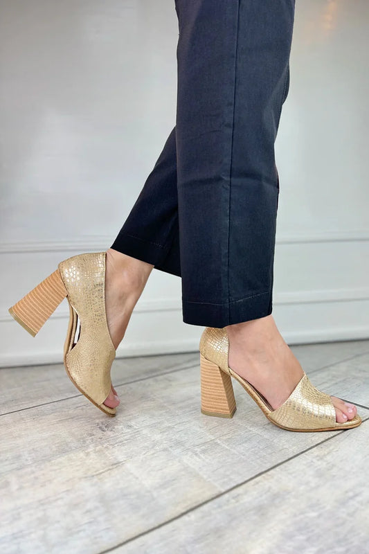 Zapatos de punta abierta con recortes y brillo metálico, tacones gruesos dorados [Reserva]