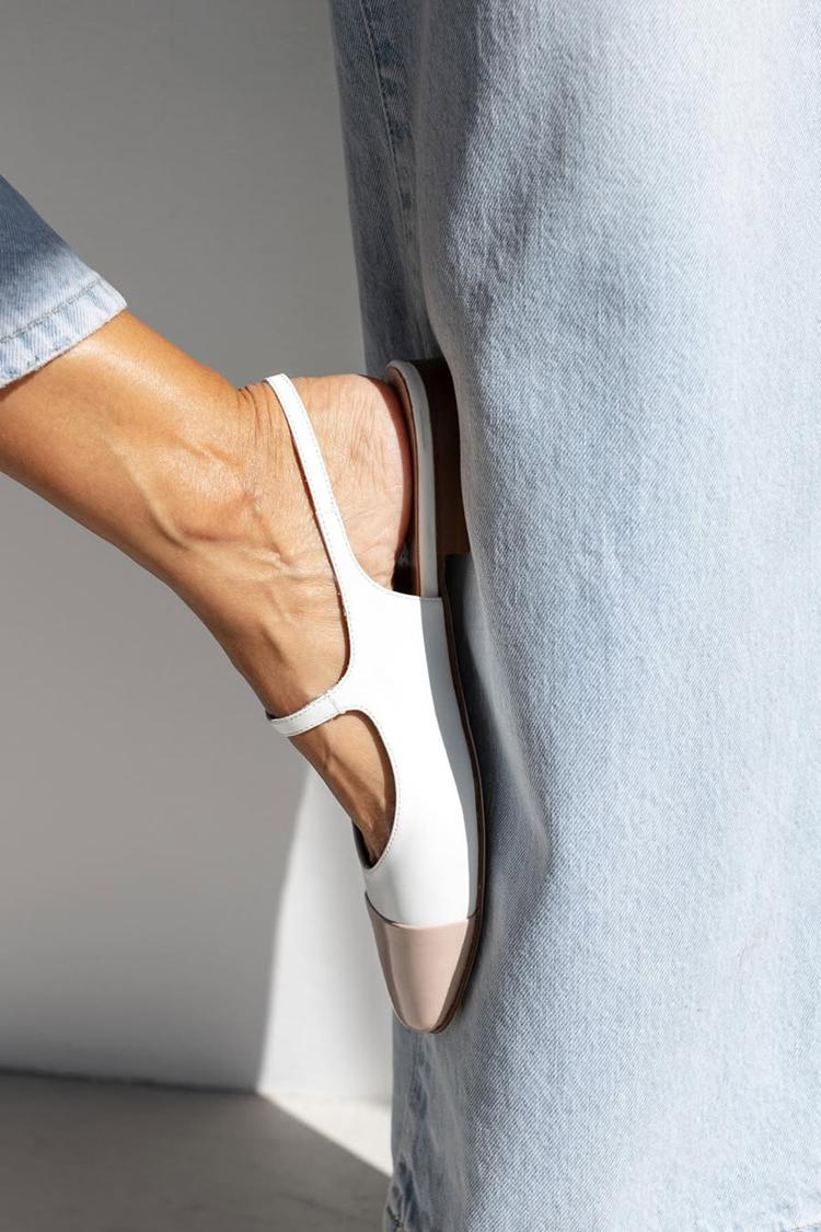 Sabrinas brancas com tira de fivela no peito do pé e slingback colorblock [Pré-encomenda]