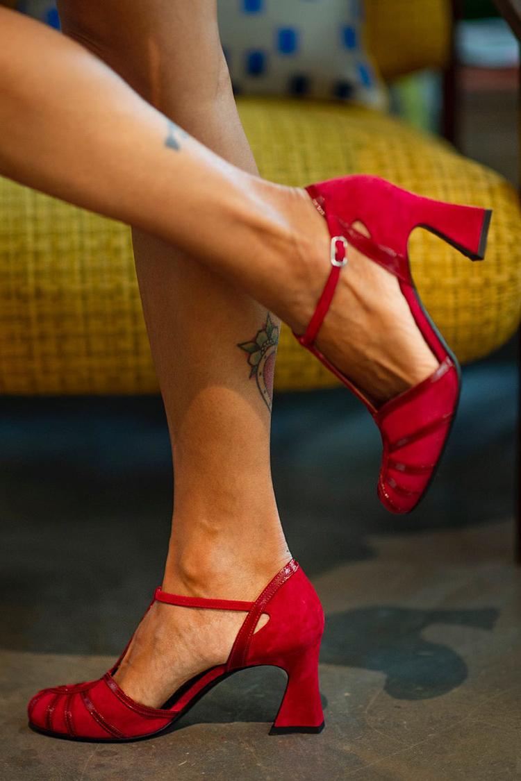 Eleganti tacchi rossi con cinturini multipli, fibbia e ritaglio 