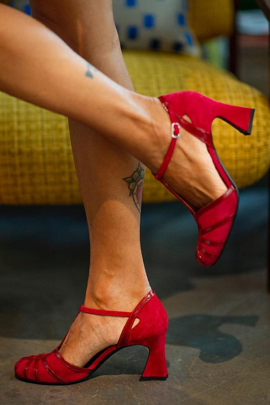 Eleganti tacchi rossi con cinturini multipli, fibbia e ritaglio 