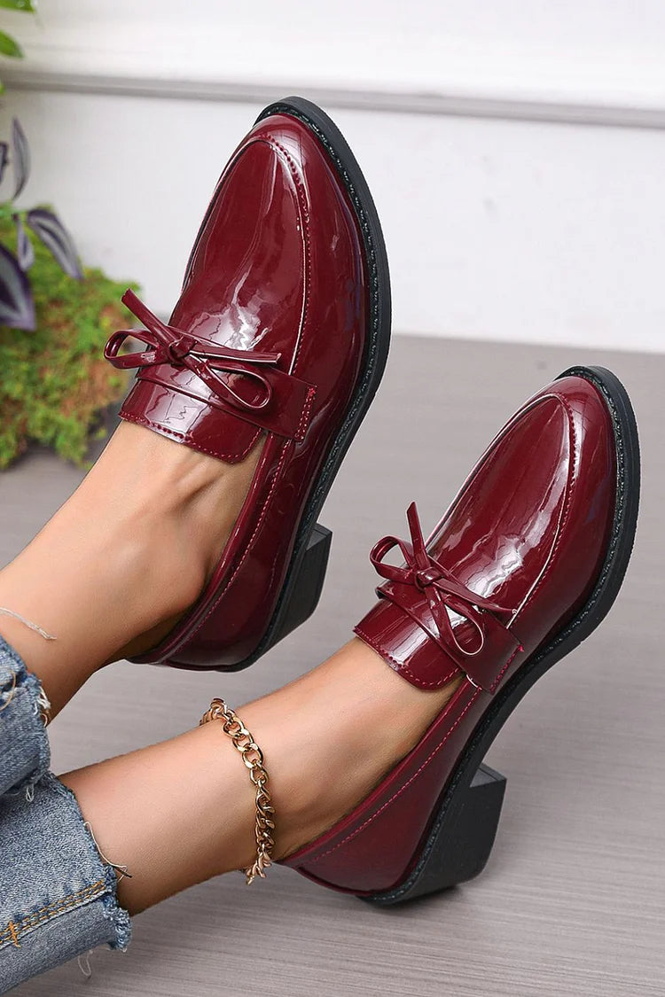 Einfarbige, spitze Zehen-Loafer mit Blockabsatz und Schleifendekor im Patchwork-Stil