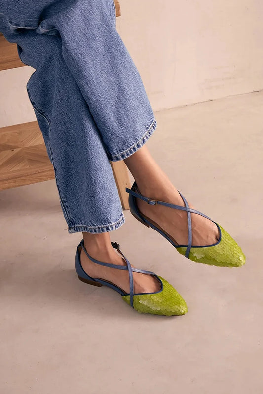 Ballerines vertes à bout pointu avec boucle à bride croisée et décor de sequins