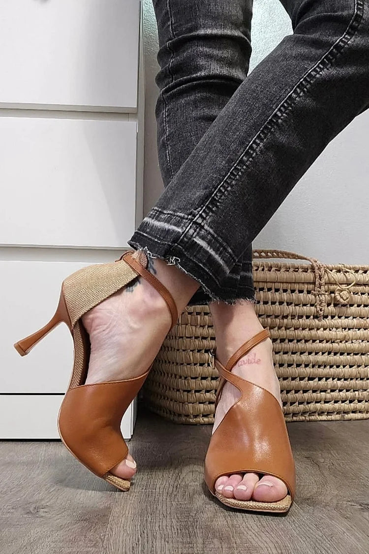 Tacco a spillo marrone con fibbia a croce asimmetrica e punta quadrata [Pre-ordine]