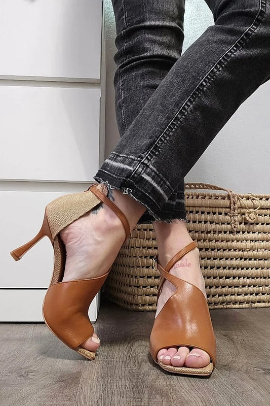 Tacco a spillo marrone con fibbia a croce asimmetrica e punta quadrata [Pre-ordine]