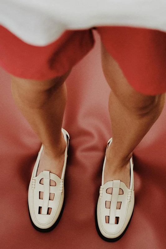 Hohle einfarbige Loafers mit rundem Zehenbereich in Beige [Vorbestellung]