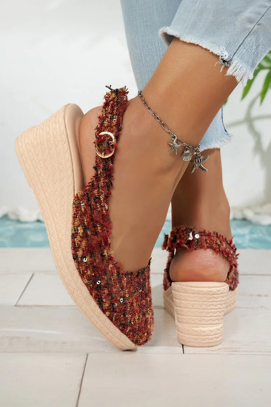 Sandali con zeppa, fibbia e cinturino posteriore con punta affilata e finiture grezze 