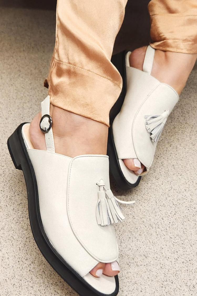 Sandales ivoire à bout ouvert unies avec décor à pampilles [Précommande]