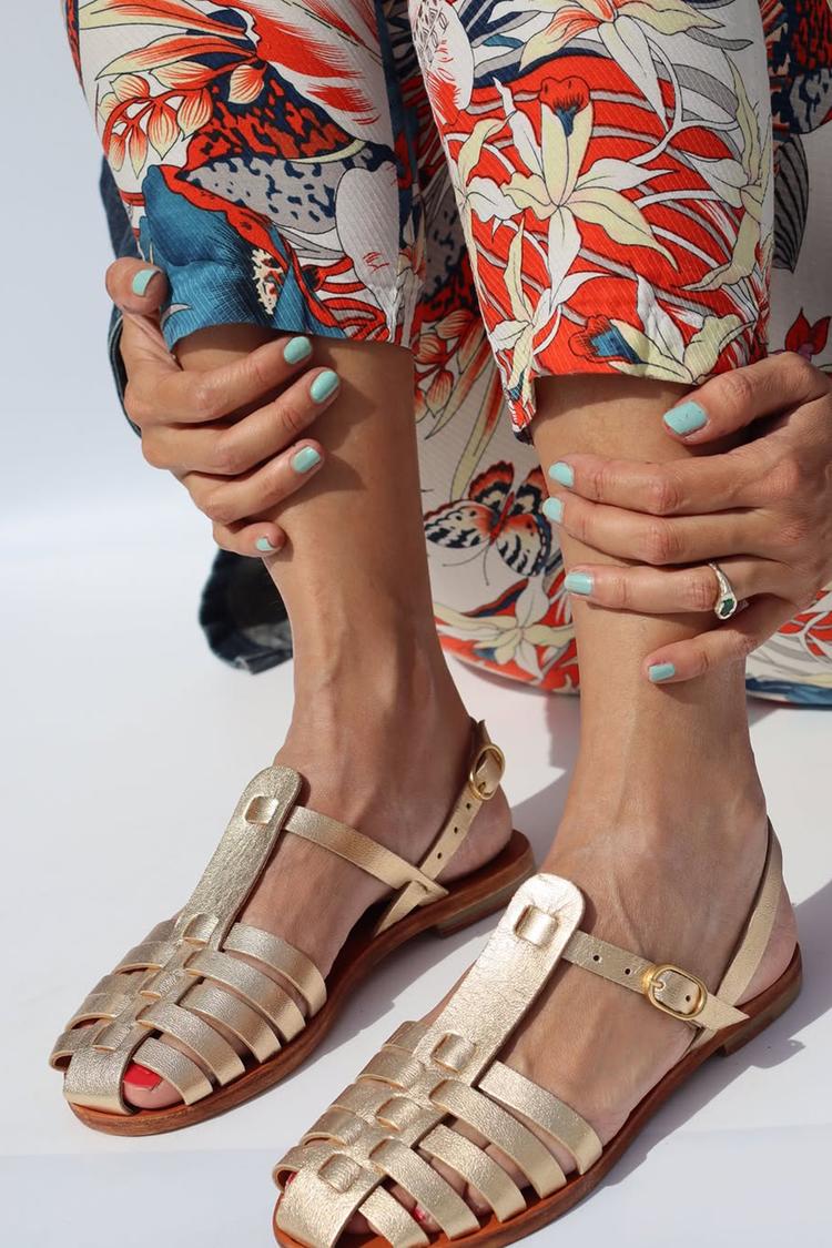 Sandali color champagne con punta tonda traforata e lucentezza metallizzata [Pre-ordine]