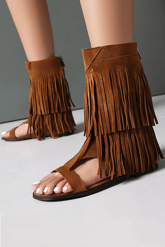 Sandali alti con cerniera e punta aperta, con frange in tinta unita e stivali 