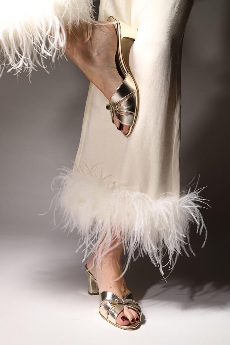 Scarpe con tacco grosso color champagne, con punta aperta e traforata e fiocco [Pre-ordine]