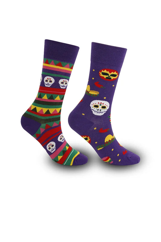 Calcetines de media pantorrilla con estampado geométrico de calaveras asimétrico y multicolor de Halloween 