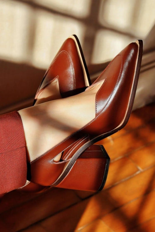 Scarpe con tacco grosso marroni a punta e intaglio tinta unita [Pre-ordine]