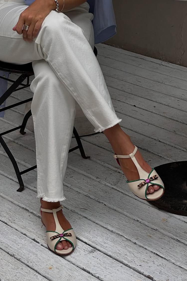 Sandali beige con punta aperta, cinturino a T e fibbia con fiocco decorativo [Pre-ordine]