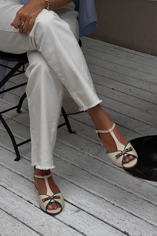 Sandali beige con punta aperta, cinturino a T e fibbia con fiocco decorativo [Pre-ordine]