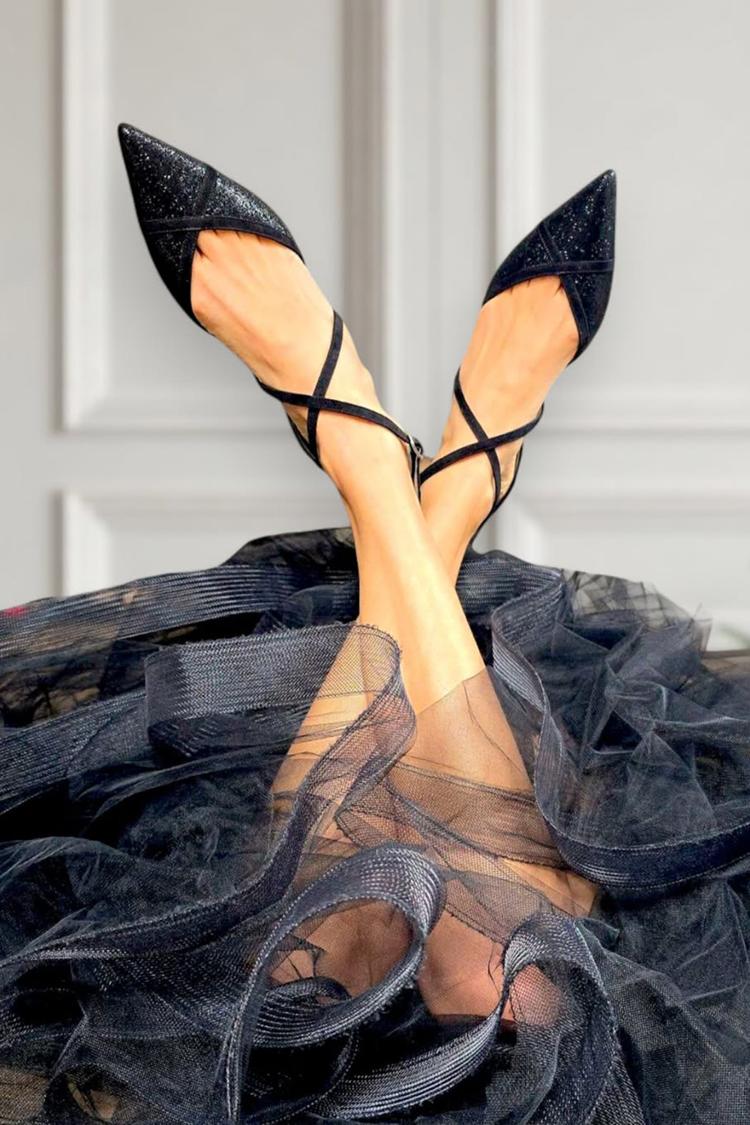 Ballerine nere con punta affilata, cinturino incrociato e fibbia patchwork [Pre-ordine]