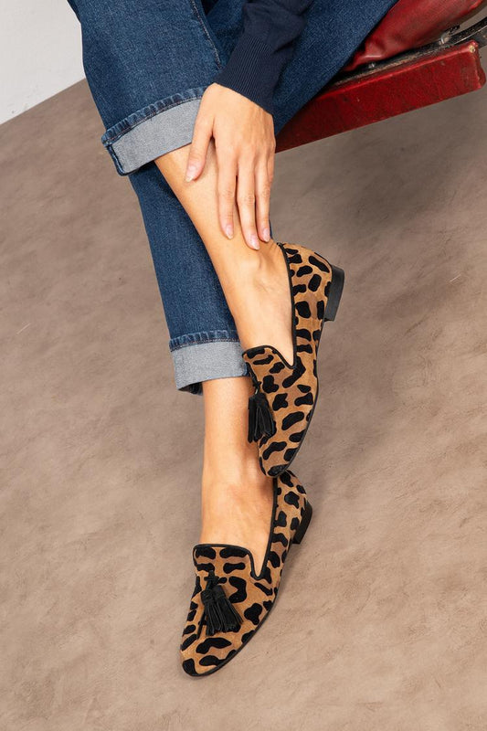 Loafer mit Leopardenmuster, Quastenverzierung und spitzer Zehenpartie in Braun [Vorbestellung]