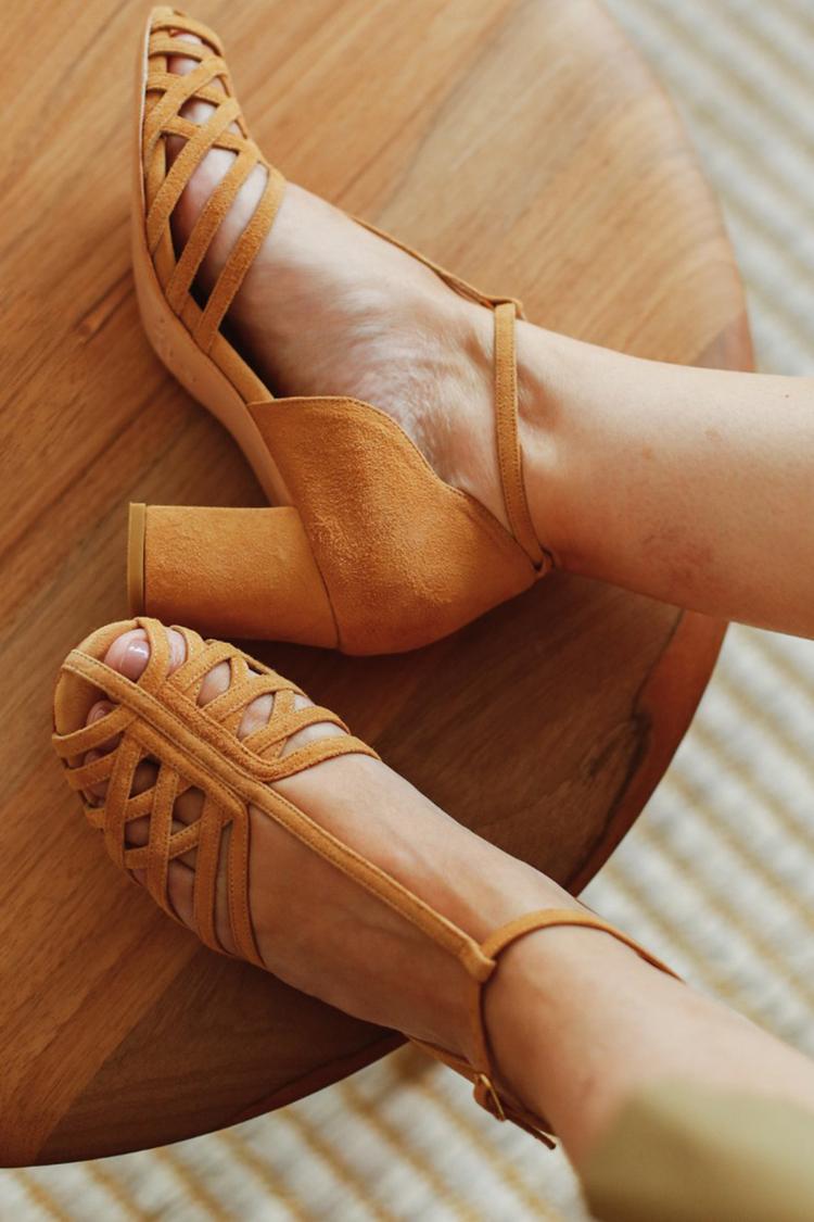 Scarpe con tacco grosso color cammello, con punta tonda e cinturino a T [Pre-ordine] 