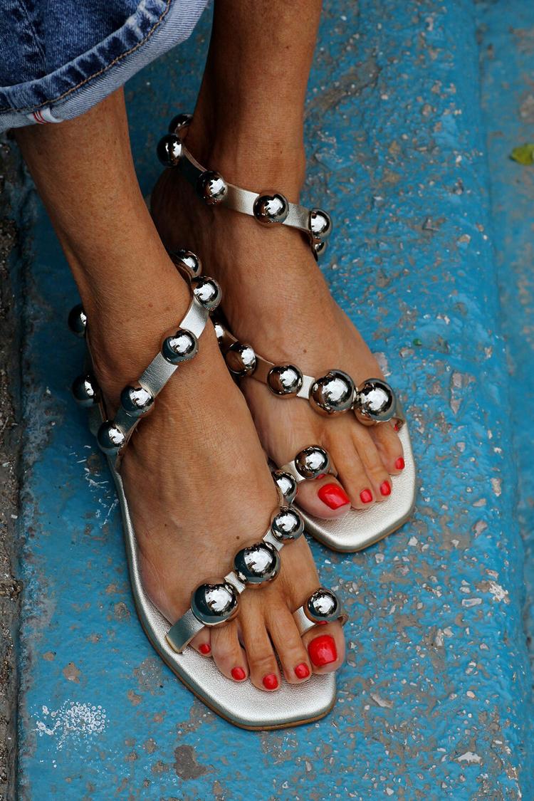 Ciabatte con anello per le dita dei piedi in argento con rivetti rotondi e lucentezza metallica [Pre-ordine] 