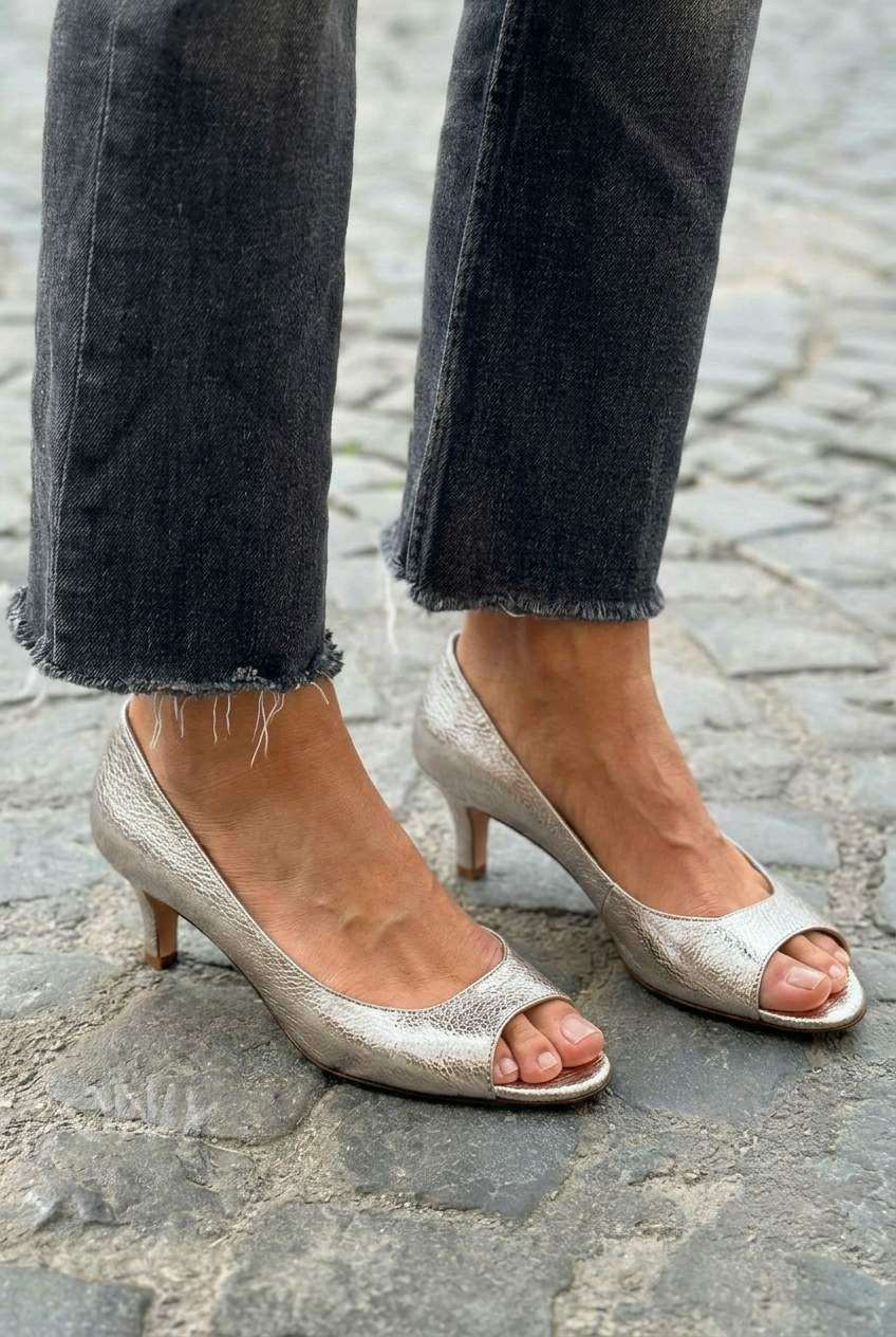 Décolleté open-toe color oro champagne metallizzato con tacco gattino chic