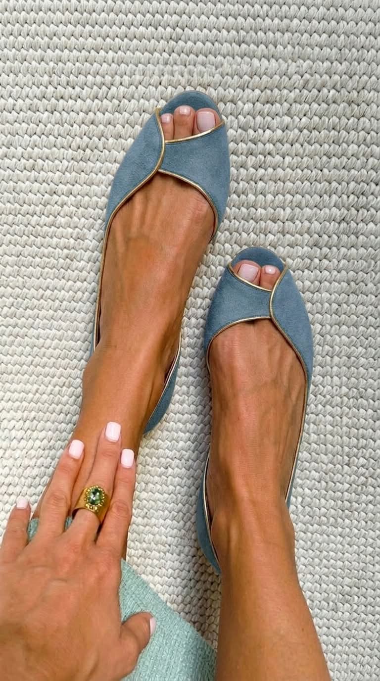 Ballerine d'Orsay beige scamosciate con finiture dorate e punta aperta [Pre-ordine]