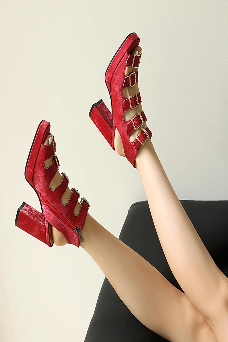 Scarpe con tacco grosso, cinturino posteriore, fibbia e punta quadrata traforata 